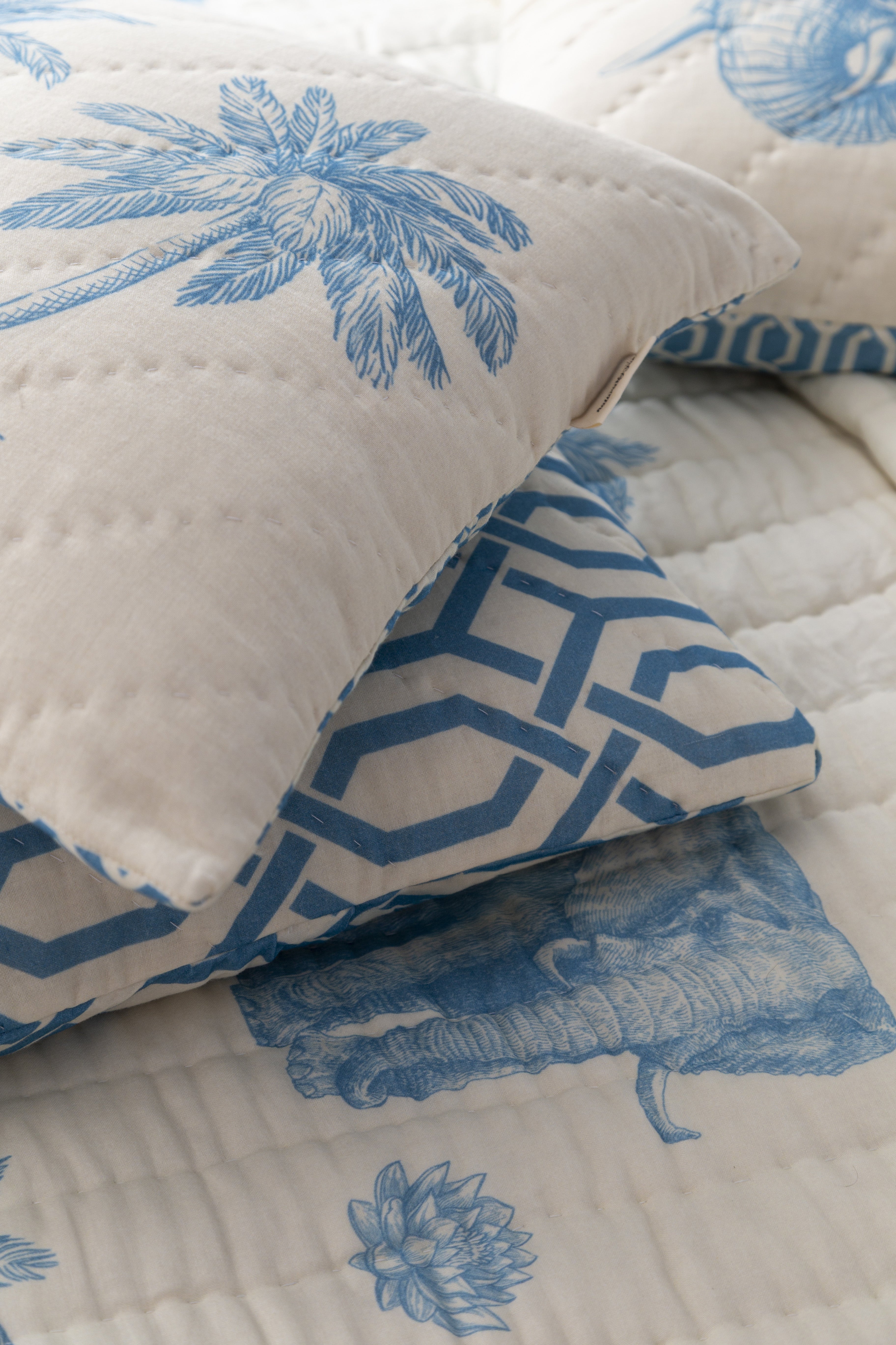 Lotus Fil ve Palmiye Desenli El Yapımı 2'li Yastık Kılıfı - uniqlooms.com